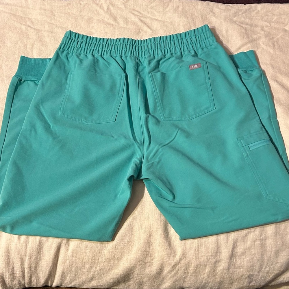FIGS Surgical Green Jogger Scrub Pants - Picture 3 of 6
